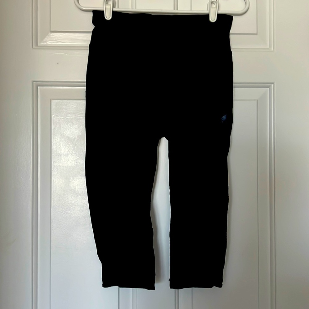 Lululemon size 6 high rise cropped black leggings EUC